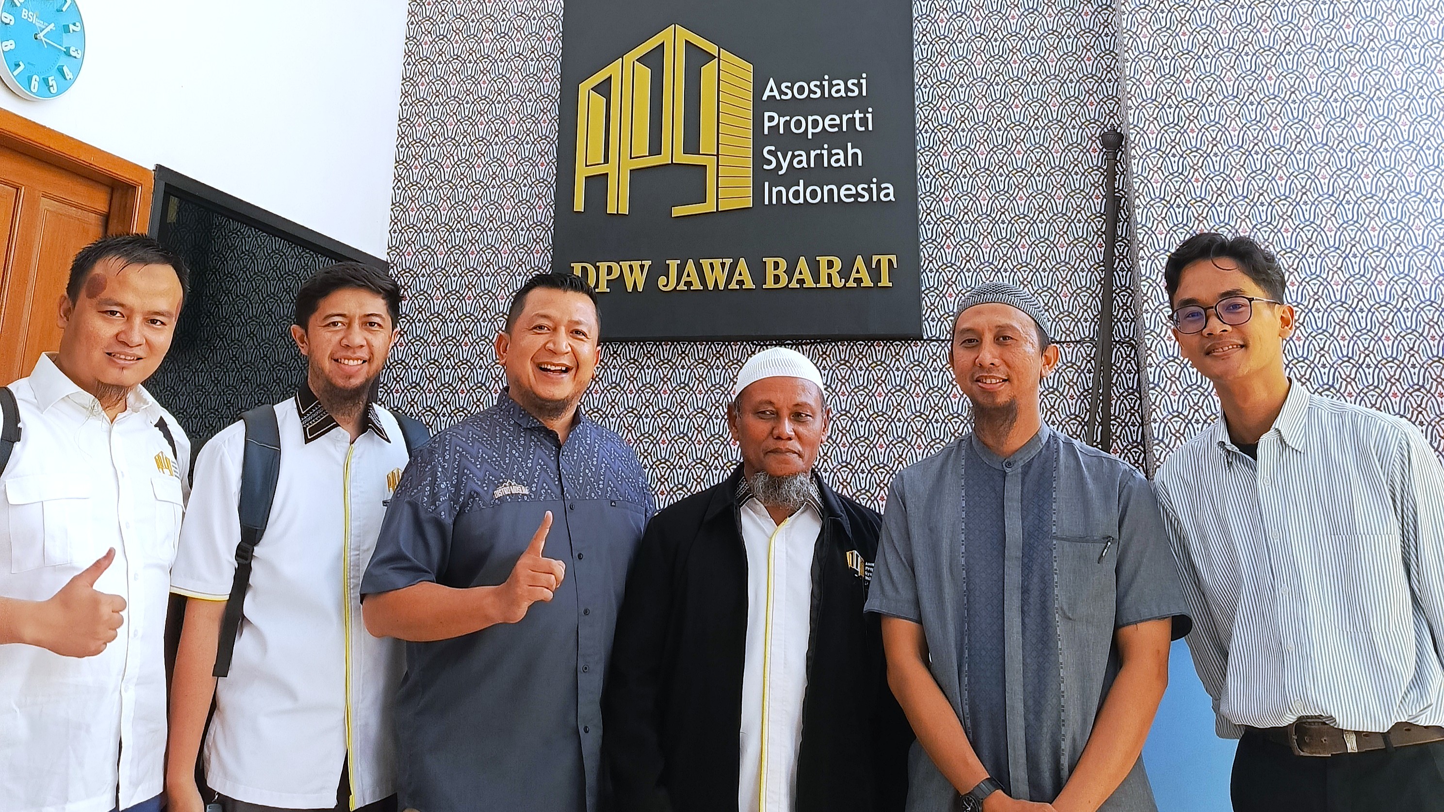 Perwakilan STAI Mutiara Bangsa dan APSI DPW Jawa Barat berfoto bersama di depan identitas Asosiasi Properti Syariah Indonesia